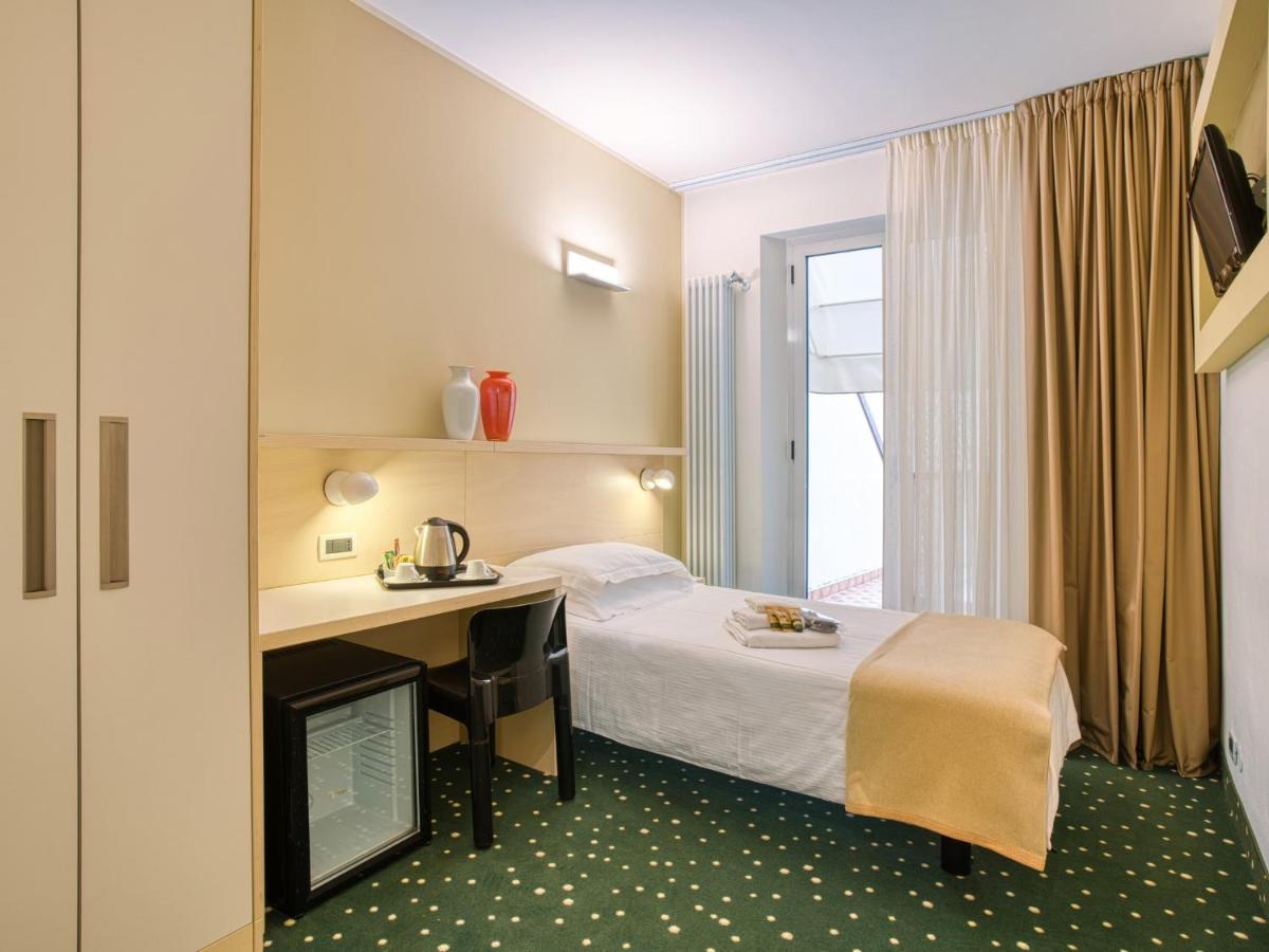 Hotel Piroscafo デセンツァーノ・デル・ガルダ エクステリア 写真
