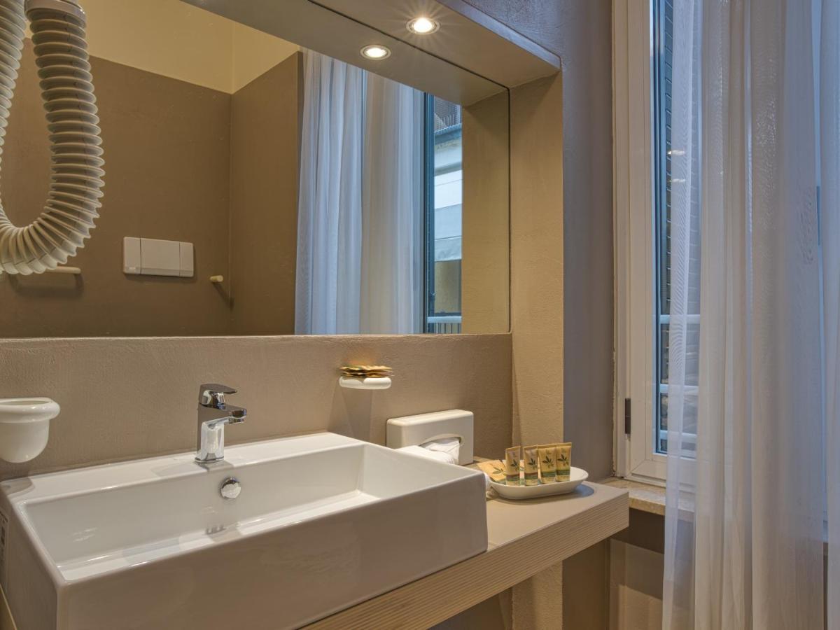 Hotel Piroscafo デセンツァーノ・デル・ガルダ エクステリア 写真