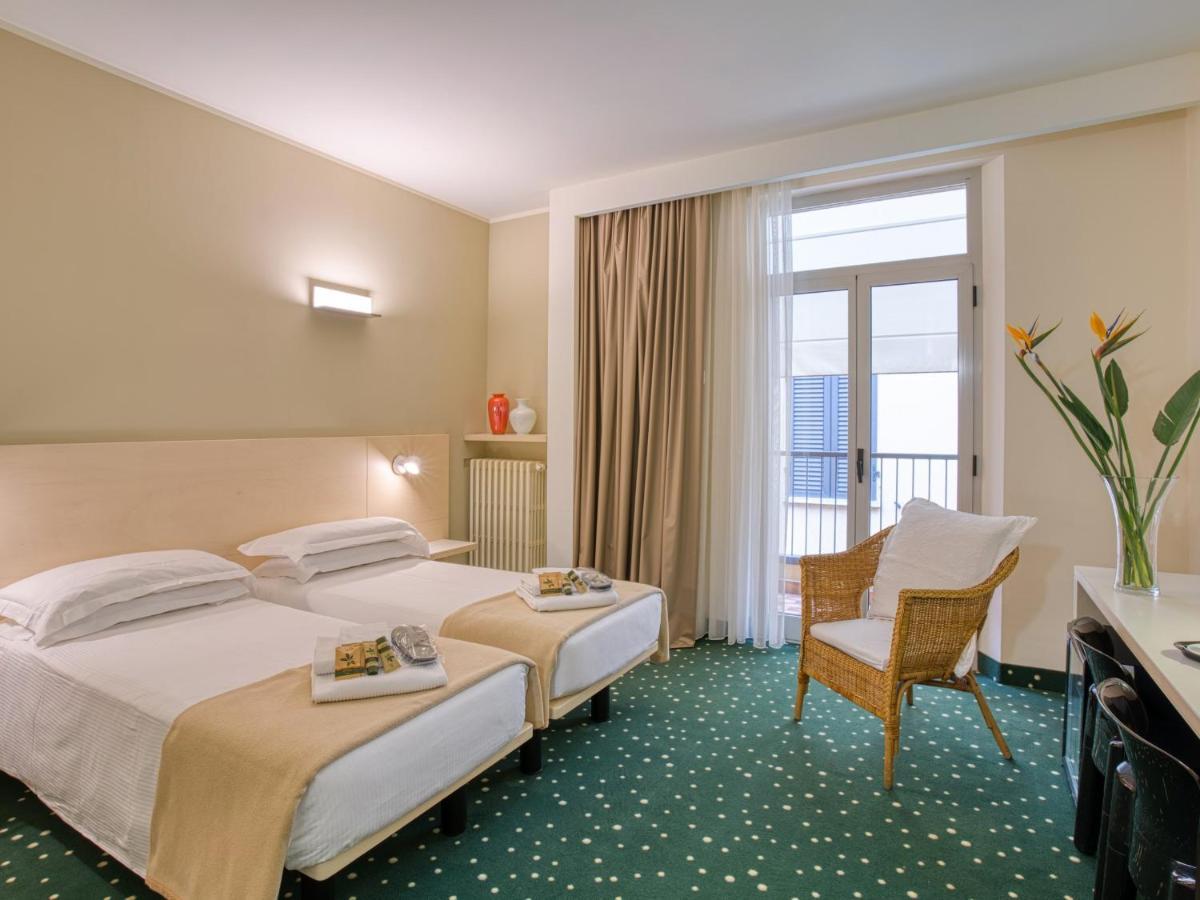Hotel Piroscafo デセンツァーノ・デル・ガルダ エクステリア 写真