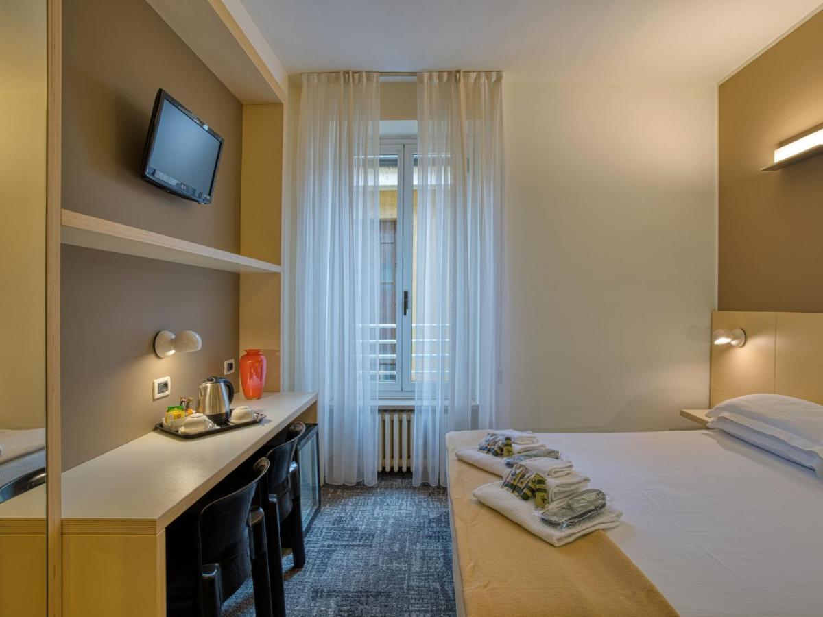 Hotel Piroscafo デセンツァーノ・デル・ガルダ エクステリア 写真