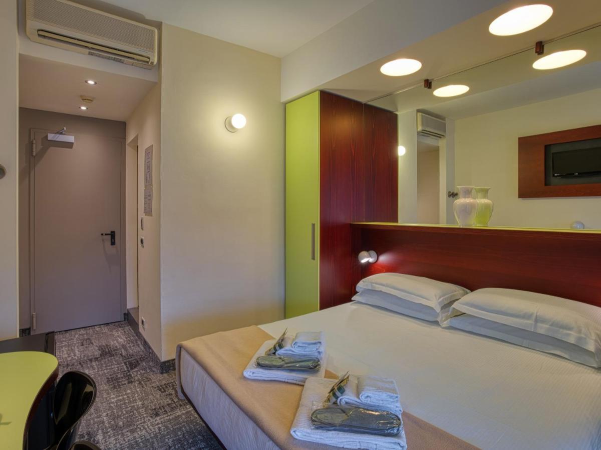 Hotel Piroscafo デセンツァーノ・デル・ガルダ エクステリア 写真