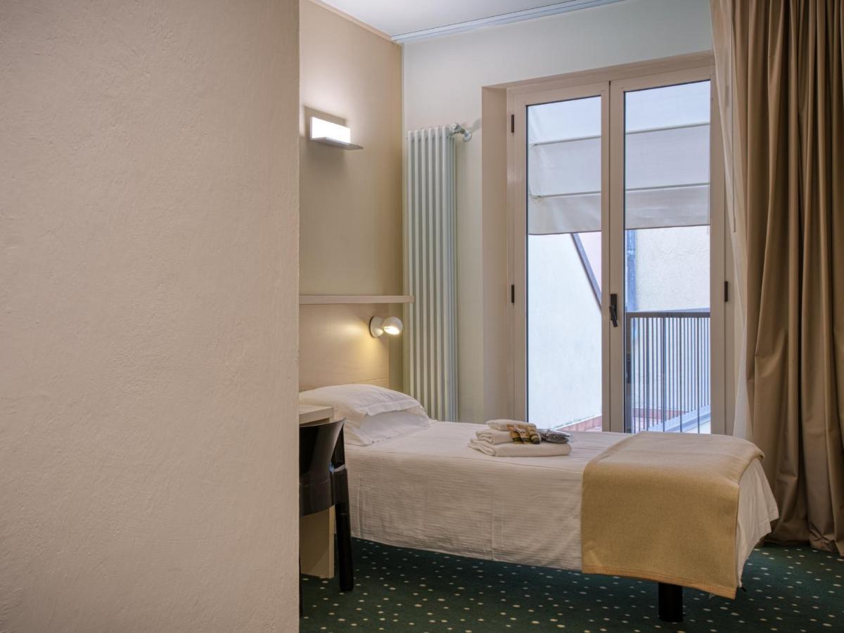 Hotel Piroscafo デセンツァーノ・デル・ガルダ エクステリア 写真