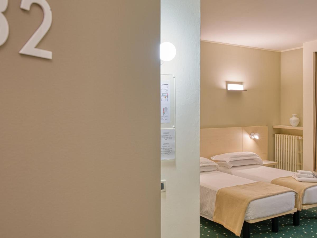 Hotel Piroscafo デセンツァーノ・デル・ガルダ エクステリア 写真