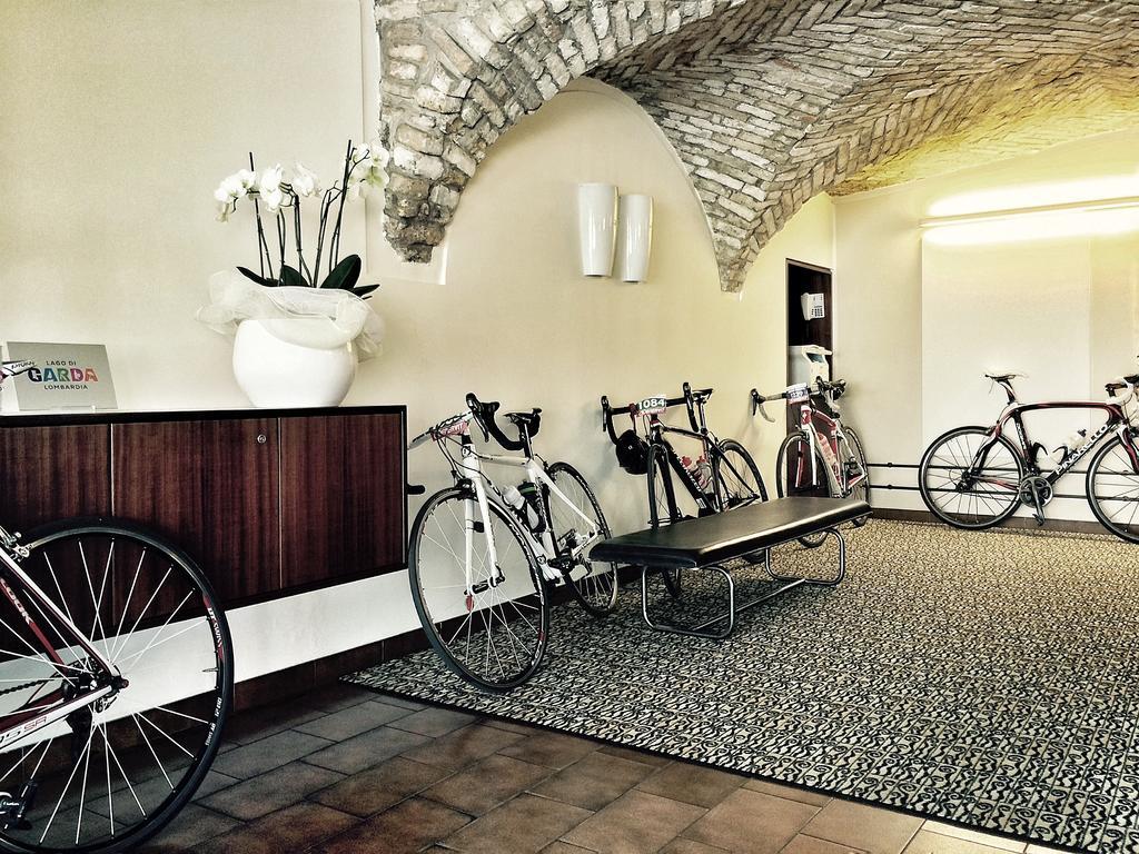 Hotel Piroscafo デセンツァーノ・デル・ガルダ エクステリア 写真