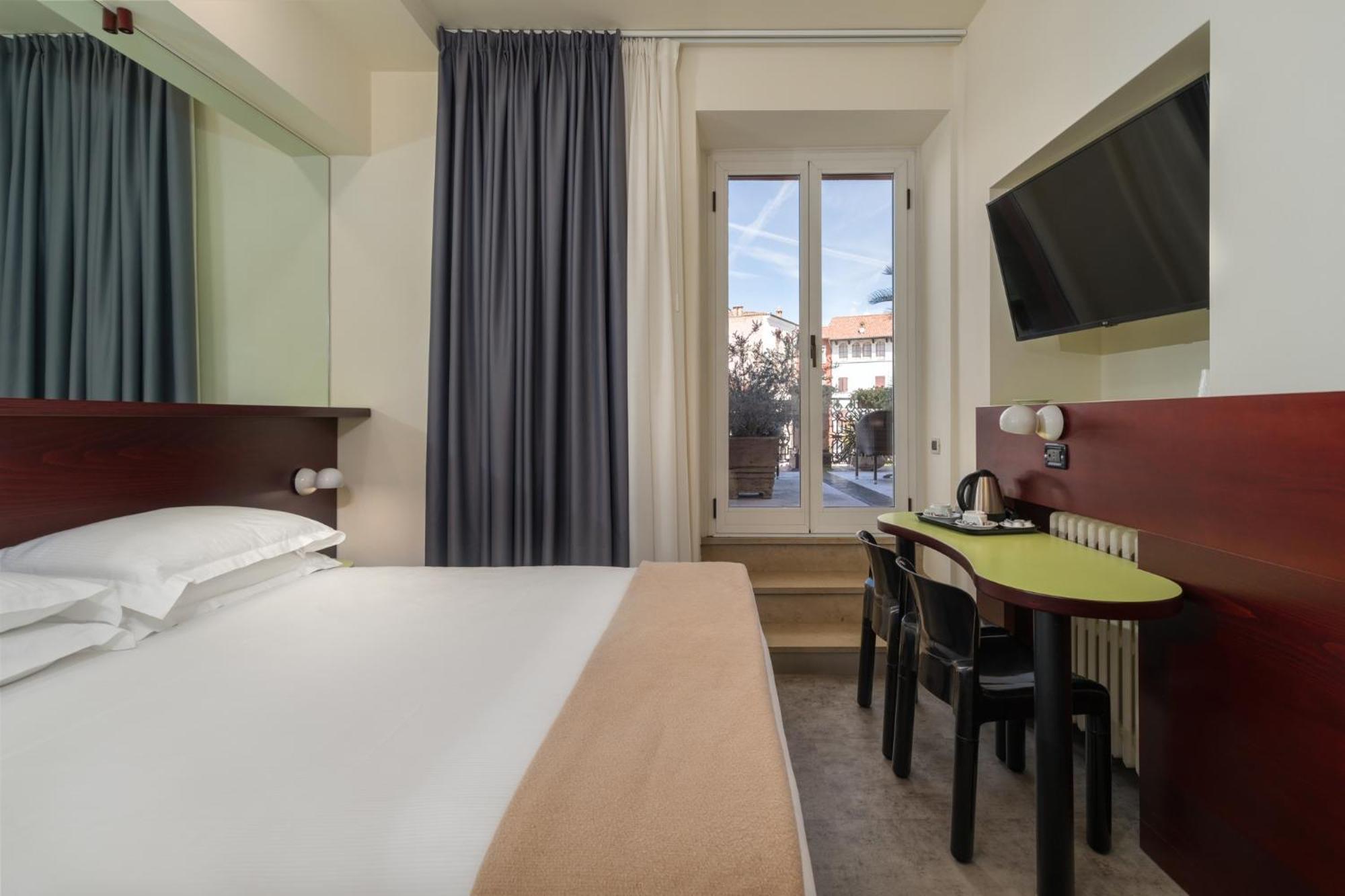 Hotel Piroscafo デセンツァーノ・デル・ガルダ エクステリア 写真