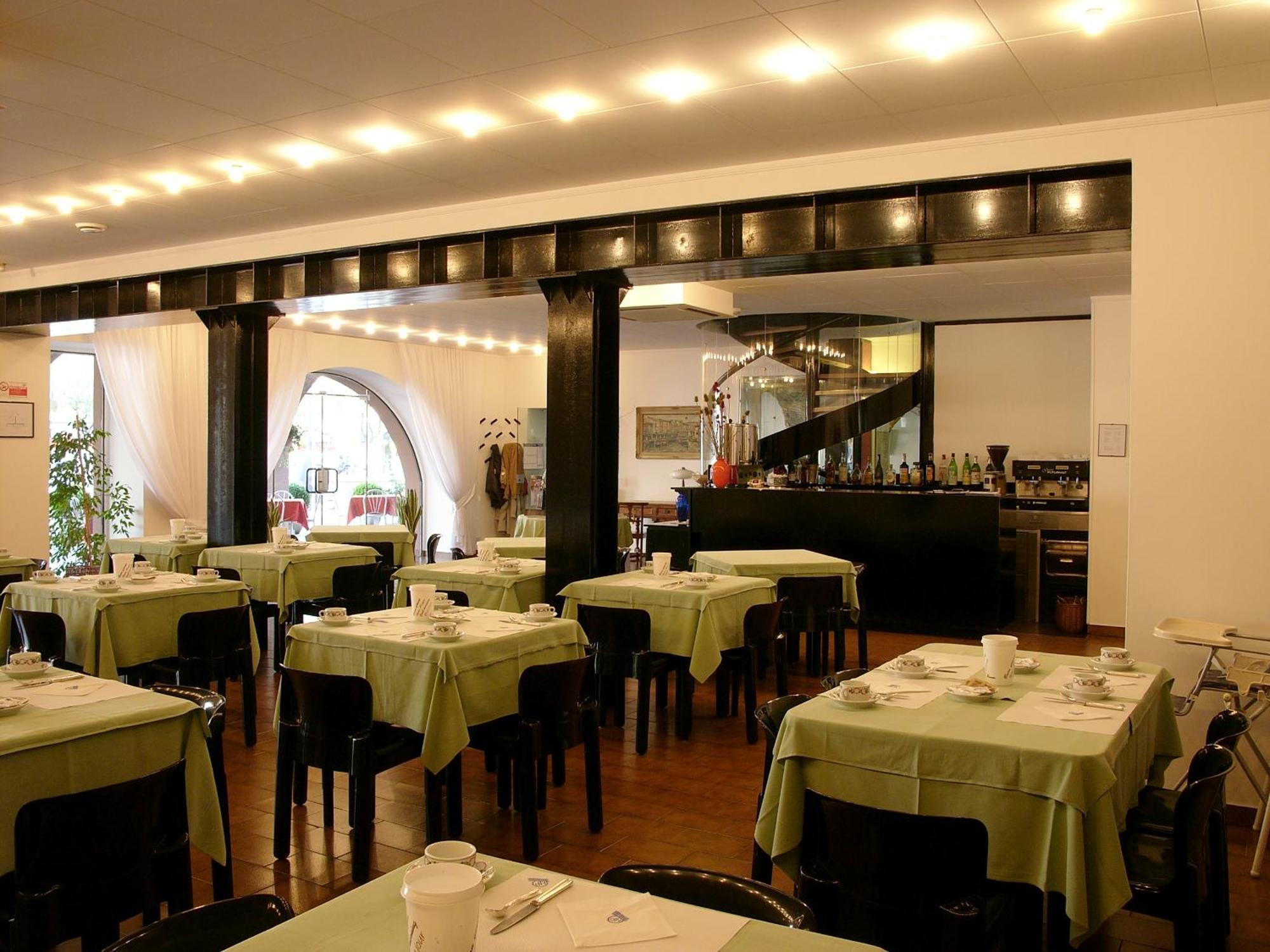 Hotel Piroscafo デセンツァーノ・デル・ガルダ エクステリア 写真